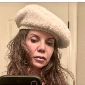EUC Womens Sherpa winter white cream BERET Hat.  One Size/ OS 🇫🇷 Frenchie